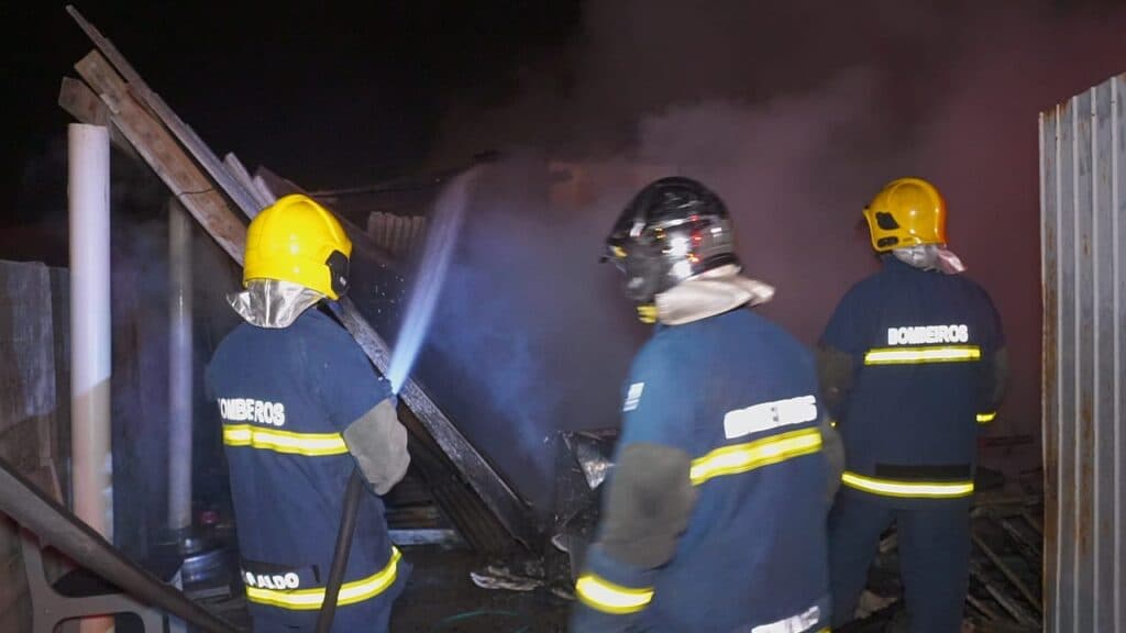 Residência pega fogo na madrugada de PG