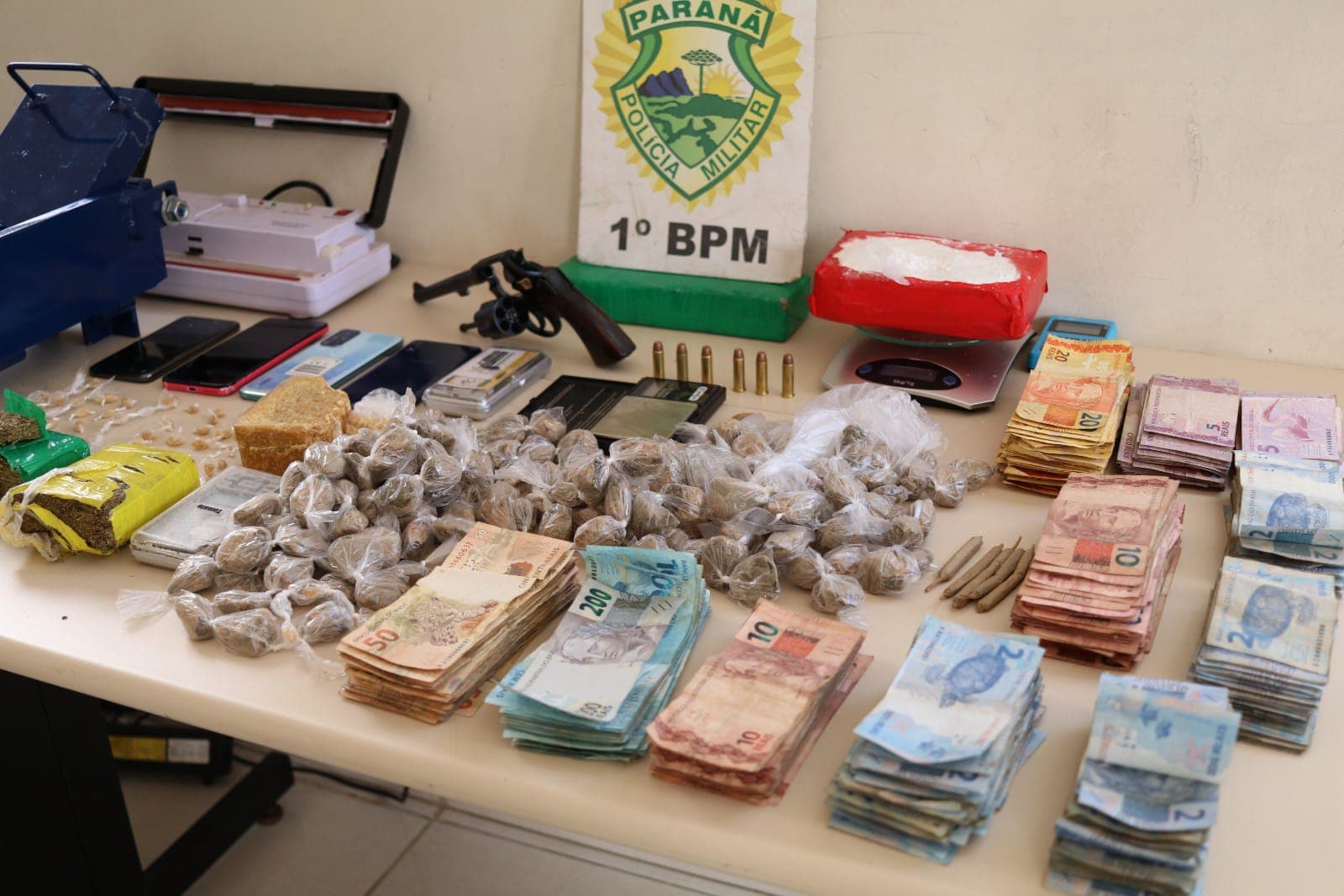 Três homens são presos com drogas, revólver, carro roubado e R$ 16 mil em PG