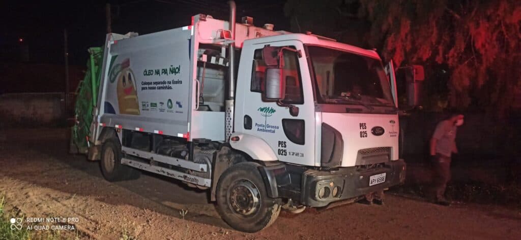 Homem corre risco de morte após ser atropelado pelo caminhão do lixo em PG
