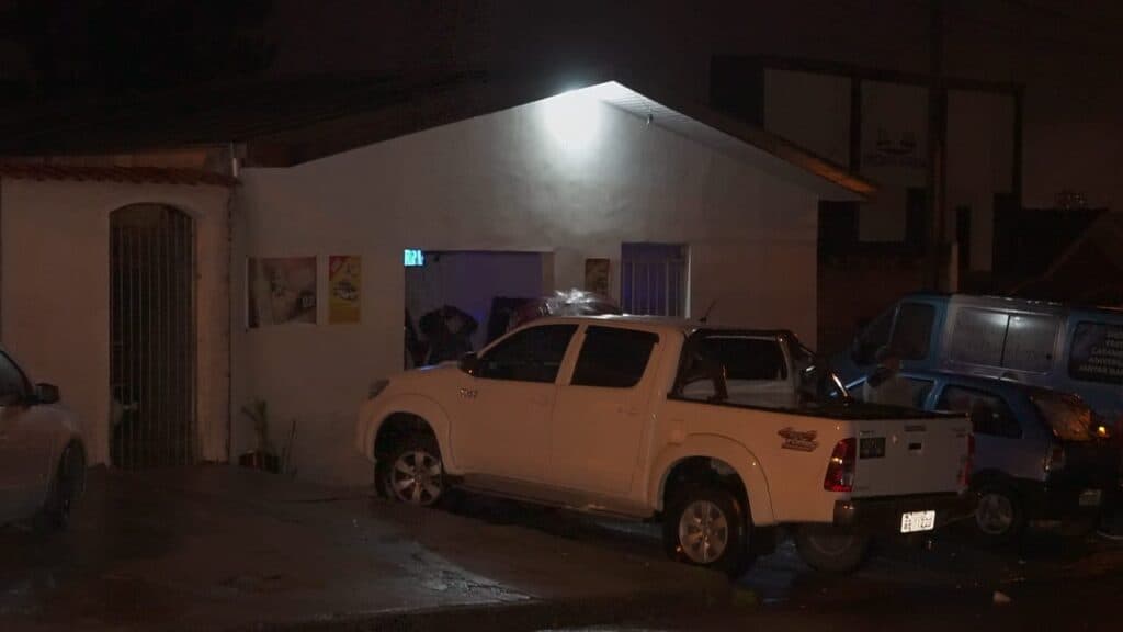 Rapaz leva surra em frente a um bar do Parque Nossa Senhora das Graças