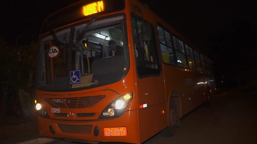 Motorista bêbado bate em ônibus da VCG e foge do local, em Uvaranas