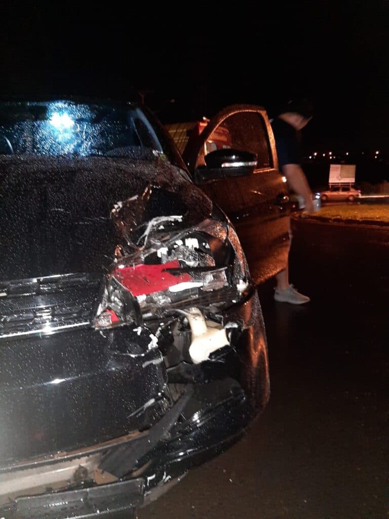Motociclista na contramão e com farol apagado bate contra carro em PG
