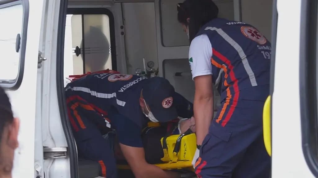 Colisão entre moto e carro deixa jovem ferido em Uvaranas