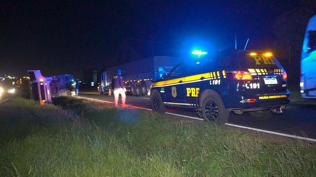 Tombamento de caminhão na BR-376 deixa pista interditada em Ponta Grossa