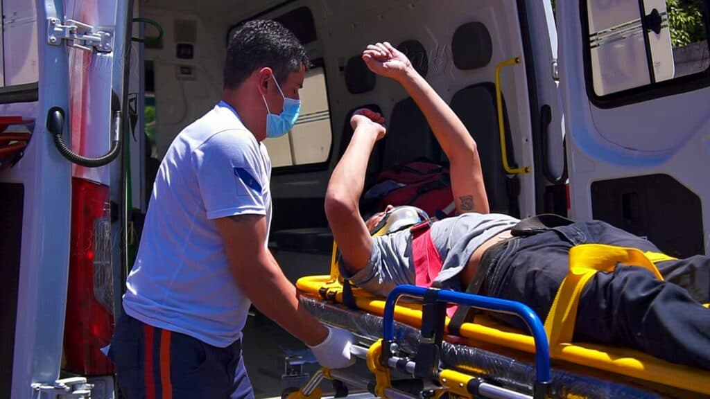 Trabalhador cai de caminhão de mudança e sofre ferimentos graves