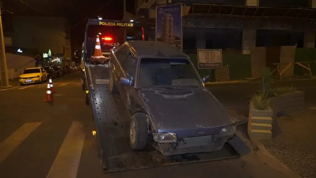 Motorista abandona veículo após provocar acidente
