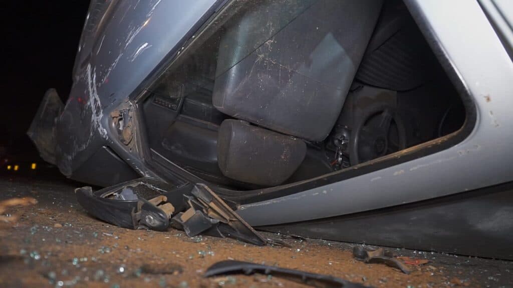 Gol capota após ser atingido por caminhão na Av Souza Naves