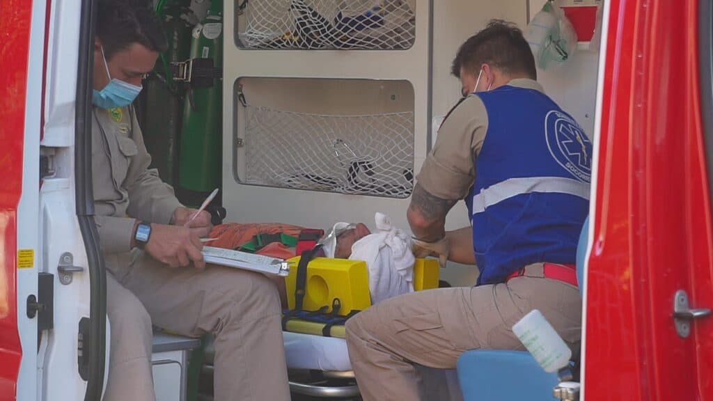 Homem alcoolizado cai da janela de casa na 31 de março