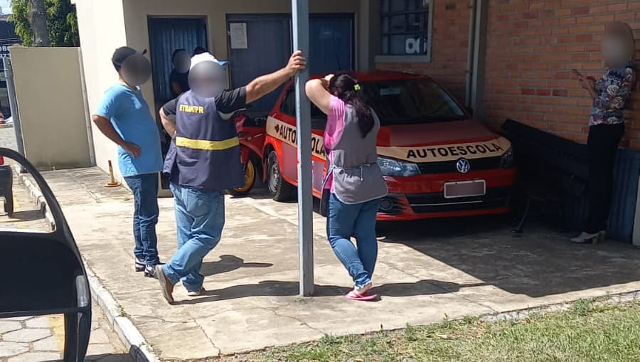 Aluno erra manobra e quase atropela examinador dentro do Dentran em PG