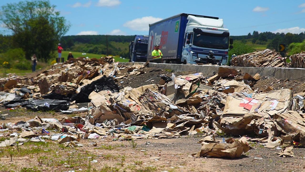 Carreta se desprende e carga de papelão se espalha pela PR-151