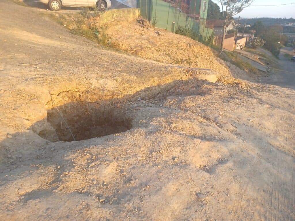 Moradores reclamam de cratera no Uvaranas