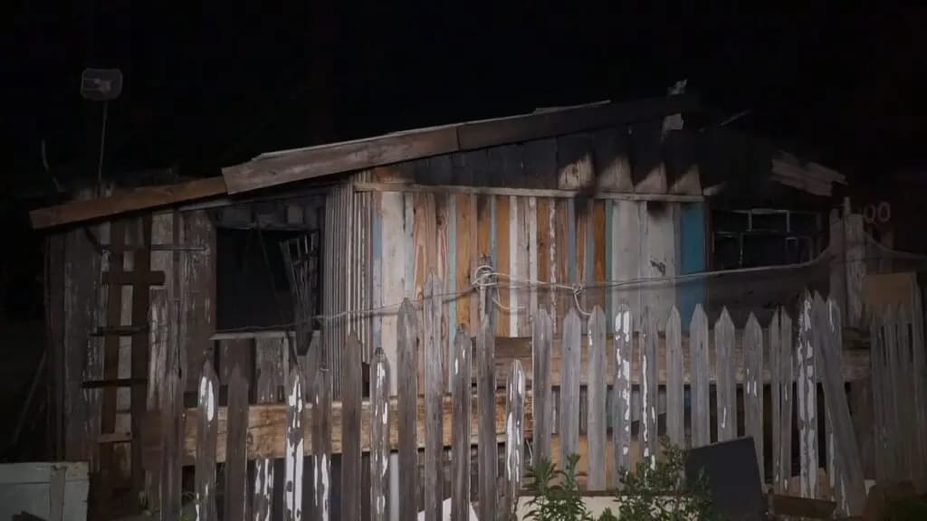 Casa fica completamente destruída após incêndio em bairro de PG