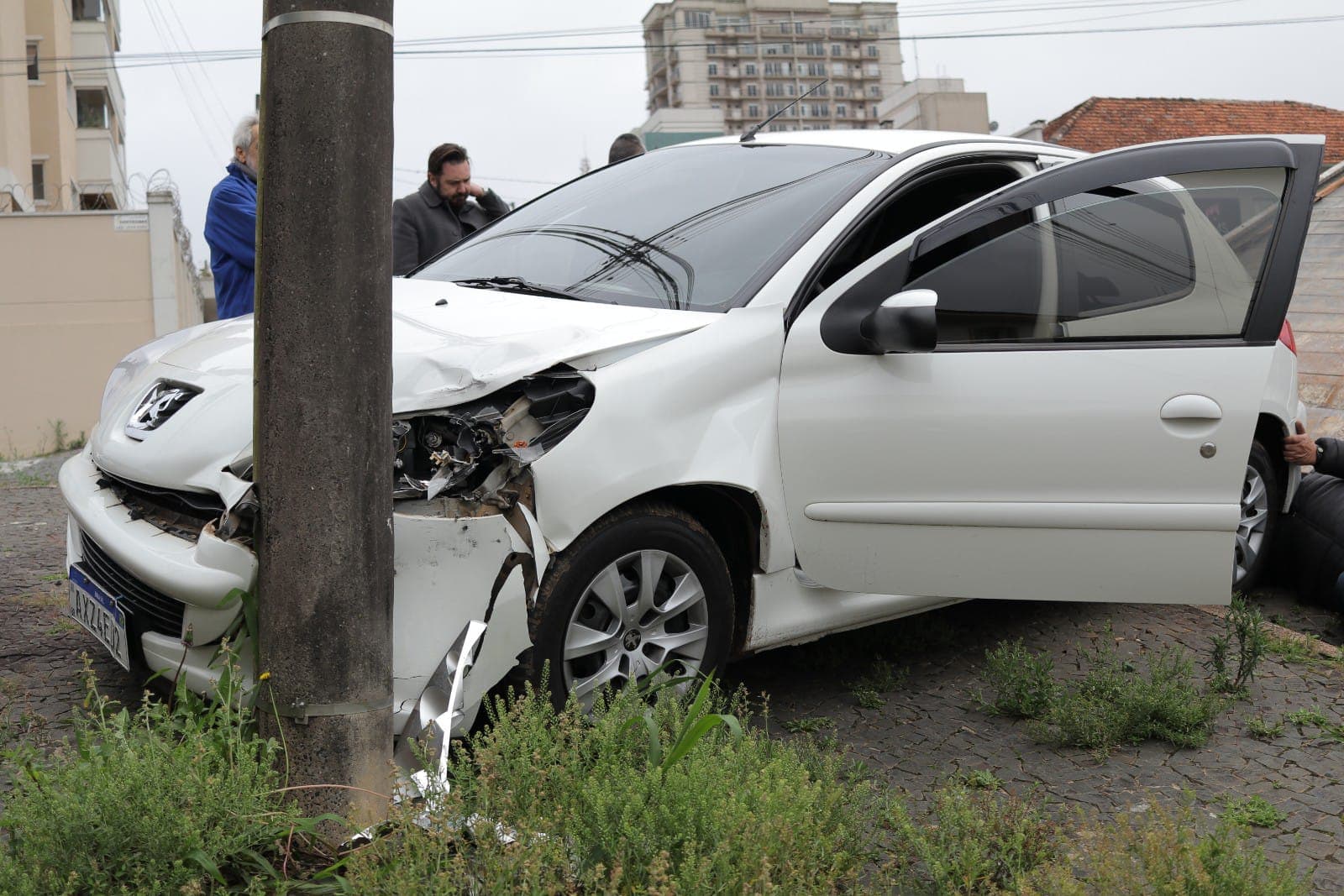 Carro ‘fura’ preferencial, atinge outro veículo e arremessa contra poste em PG