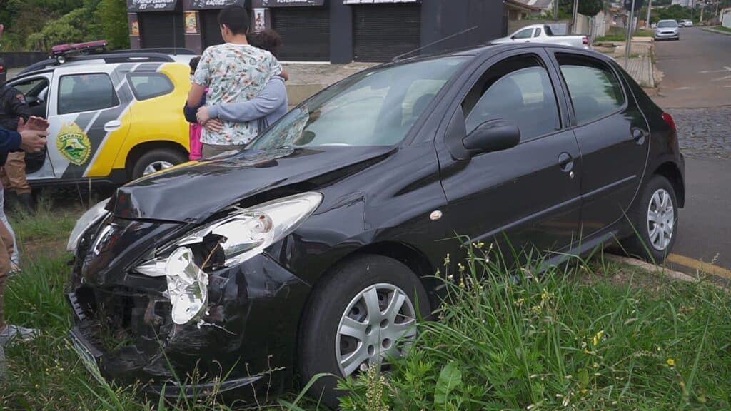 Carro fura preferencial, provoca acidente e acaba batendo no poste