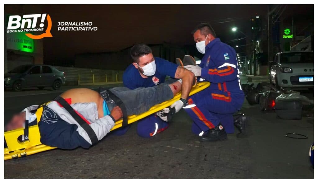 Na contra mão, carro atropela motociclista e foge sem prestar socorro