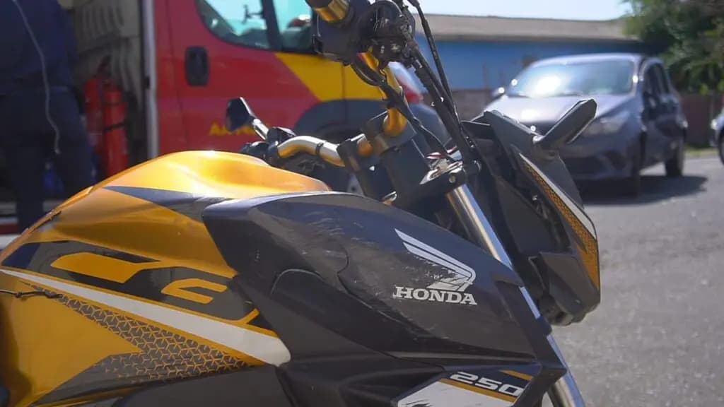 Motociclista recebe fratura de braço ao colidir com Argo em PG