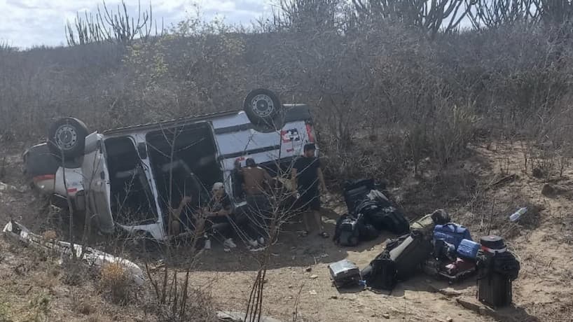 Van com banda do cantor Gusttavo Lima capota em acidente durante viagem