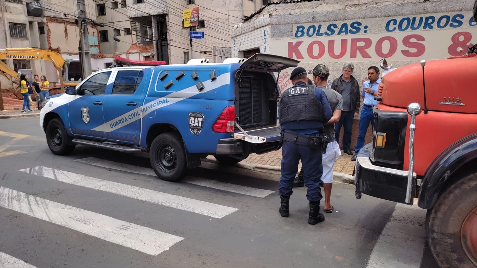 Homem é detido por populares após furtar celular no Centro de PG