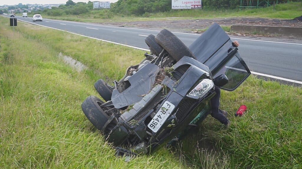 Família capota carro na PR 151, sentido Carambeí, durante viagem