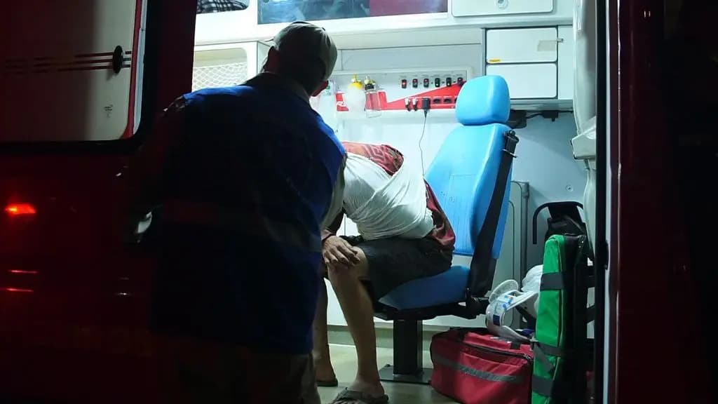 Jovem é atropelado por trem e sobrevive em PG