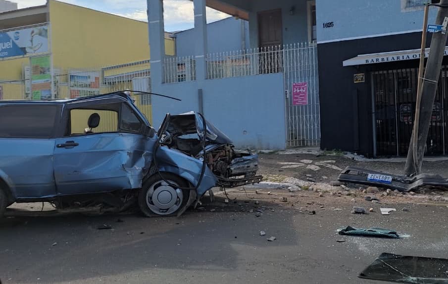 Motorista embriagado bate em poste no centro da cidade