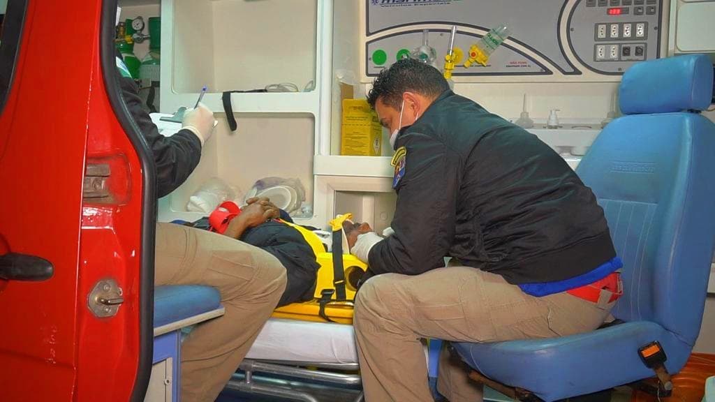 Na faixa de pedestres idoso é atropelado por carro em Ponta Grossa