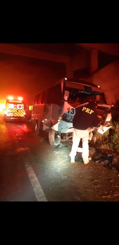 Micro-ônibus cai de viaduto e motorista fica gravemente ferido em PG