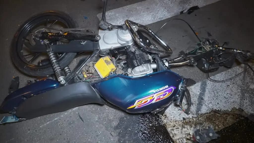Moto fica destruída após acidente no Centro de PG
