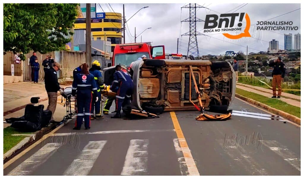 URGENTE: Carro capota após bater em viatura da PM próximo ao lago de Olarias