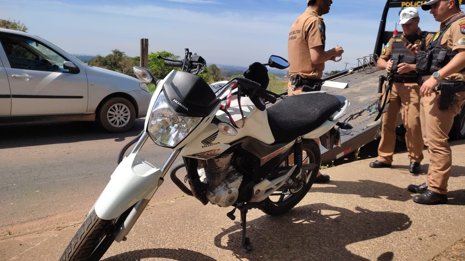 Motociclista sofre fratura em perna ao fazer ultrapassagem em PG
