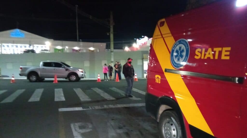 AGORA: Siate socorre motoqueiro em acidente com fratura