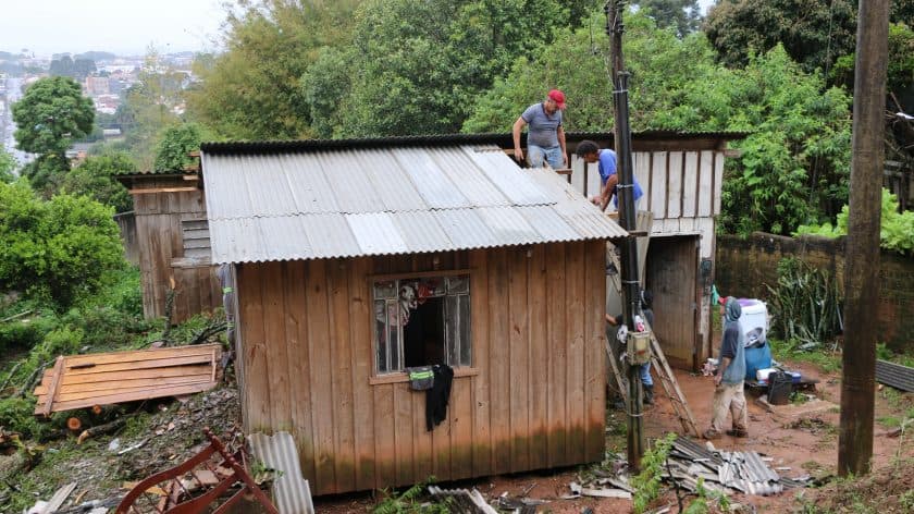 Moradores de Castro tem casas destelhadas após vendaval