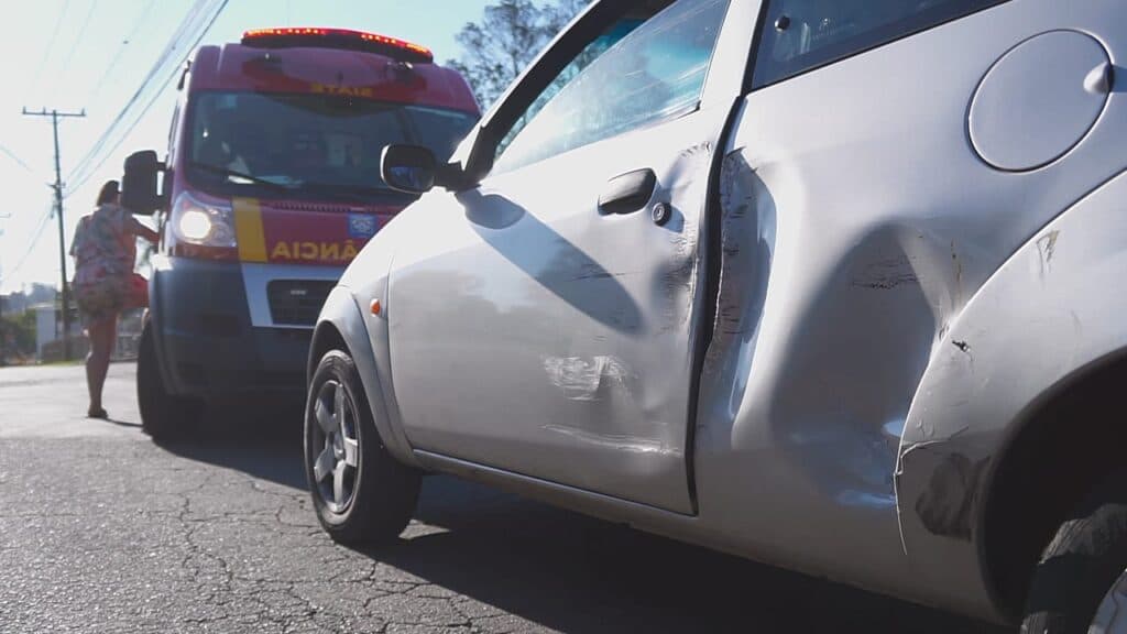 Caminhão força ultrapassagem e atinge carro na Carlos Cavalcanti