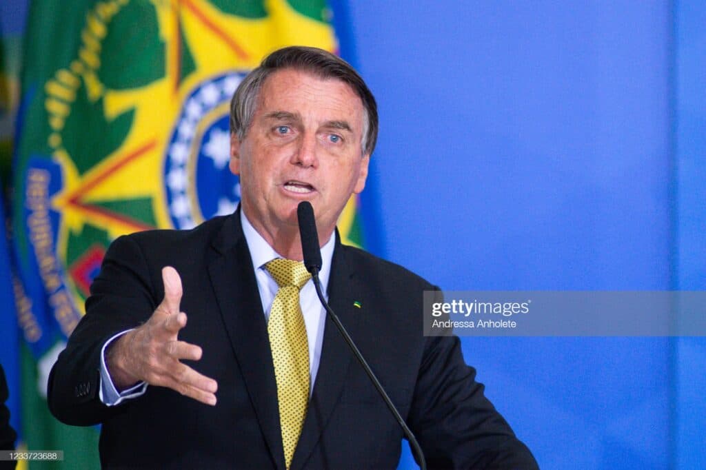 Bolsonaro sanciona piso salarial de R$ 4,7 mil para enfermeiros