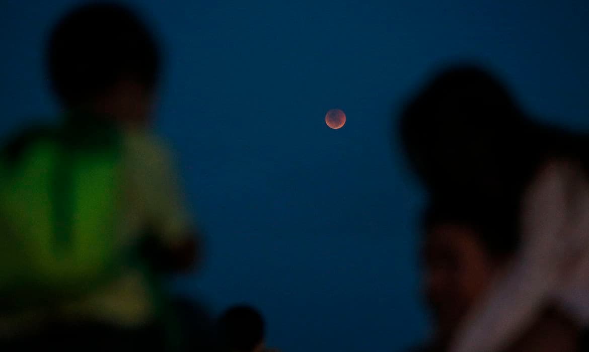 Eclipse lunar terá Lua de Sangue na madrugada desta terça-feira