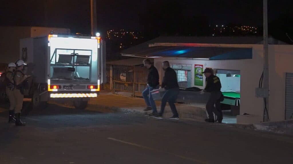 Homem mata amigo de infância com tiro na cabeça em bar de PG