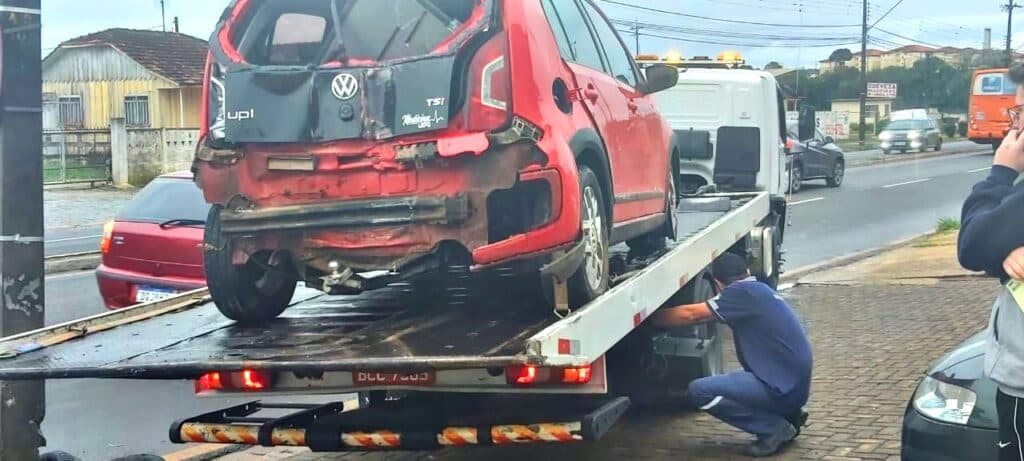 Carro roda na pista e sofre grave colisão após ser fechado por van