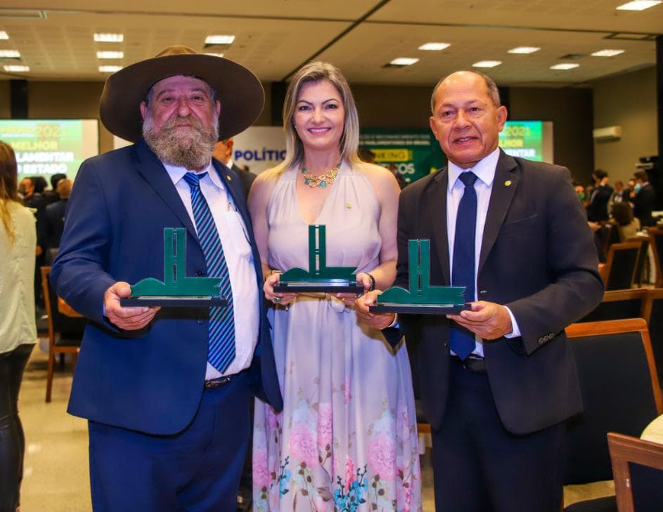 Deputada Aline Sleutjes recebe prêmio de excelência parlamentar