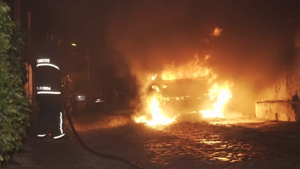 Motorista de aplicativo é vítima de assalto a mão armada e bandido incendeiam o carro