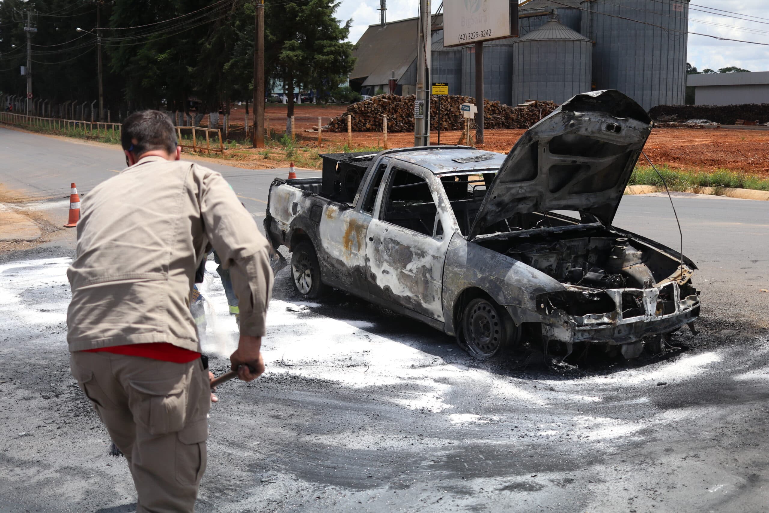 Motor de veículo explode e motorista escapa ileso