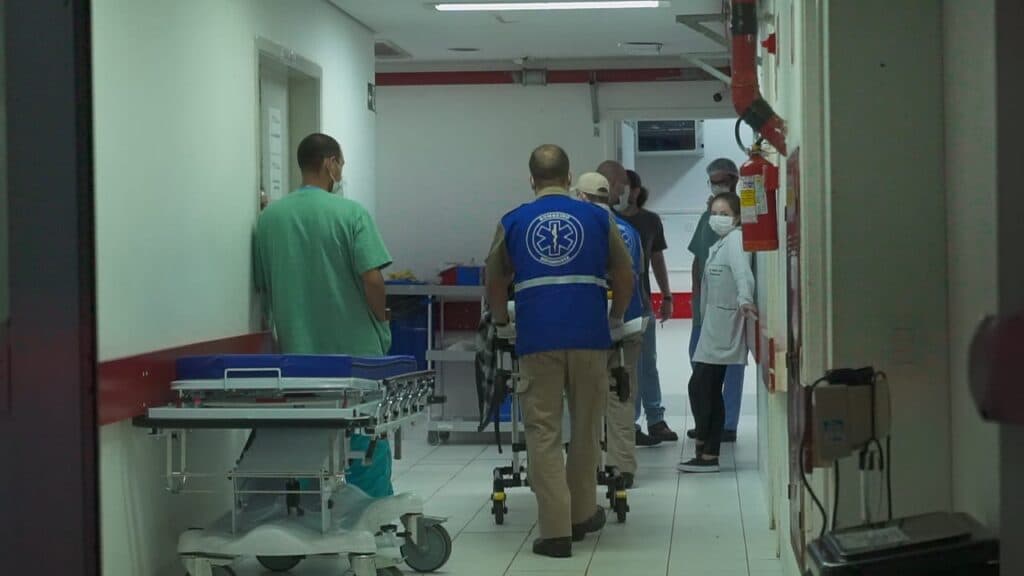 Criança cai de árvore de 3 metros e fica sem sentir as pernas