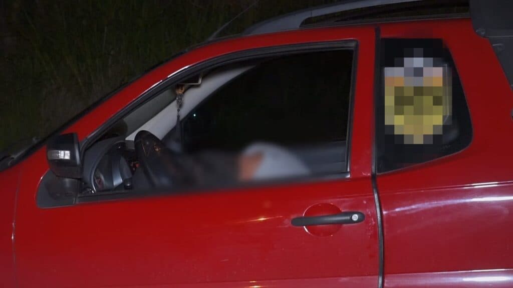 De tão bêbado, motorista dorme ao volante e é acordado pela PM
