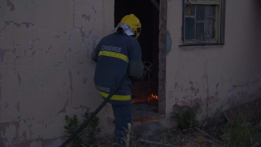 Imóvel antigo é alvo de incêndio na Av. General Carlos Cavalcanti