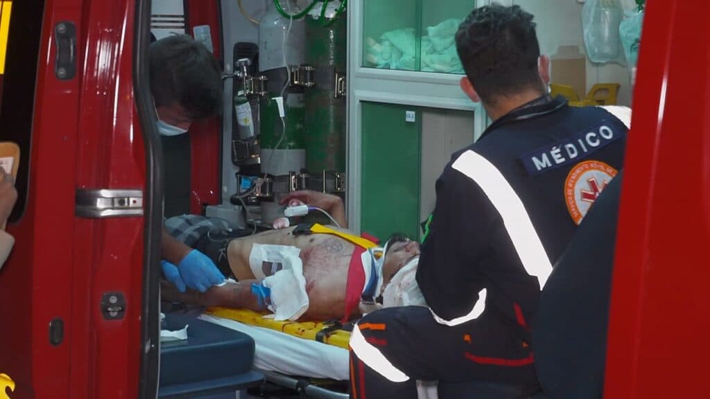 Rapaz leva 3 tiros, um na cabeça, e uma facada e sobrevive em PG