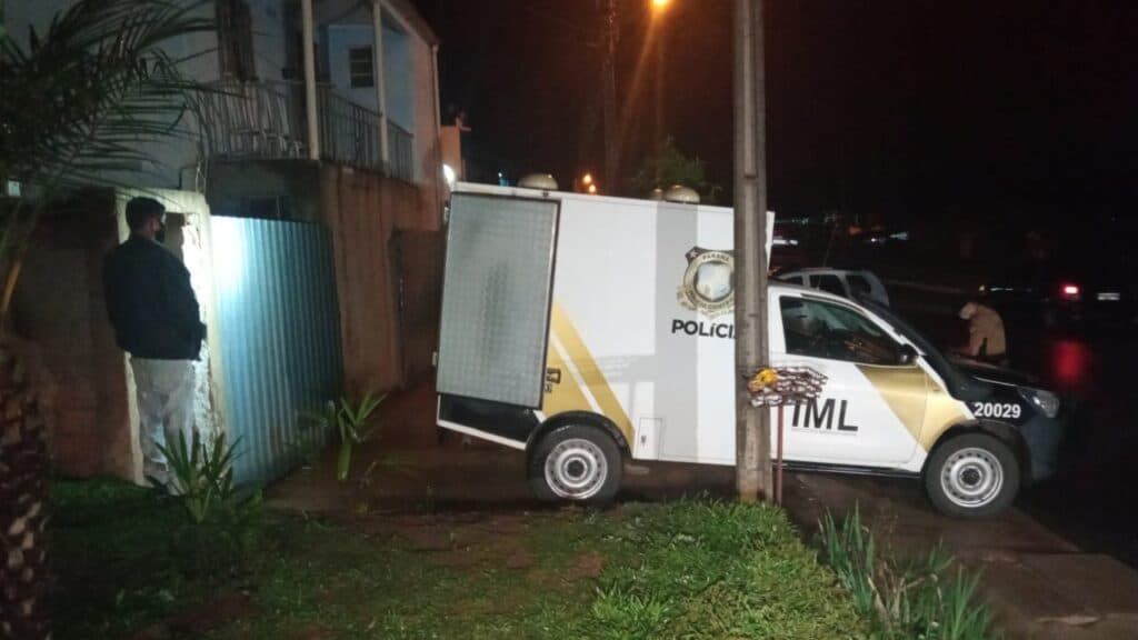 Ex-marido encontra mulher com outro, mata o homem e deixa mulher em estado grave