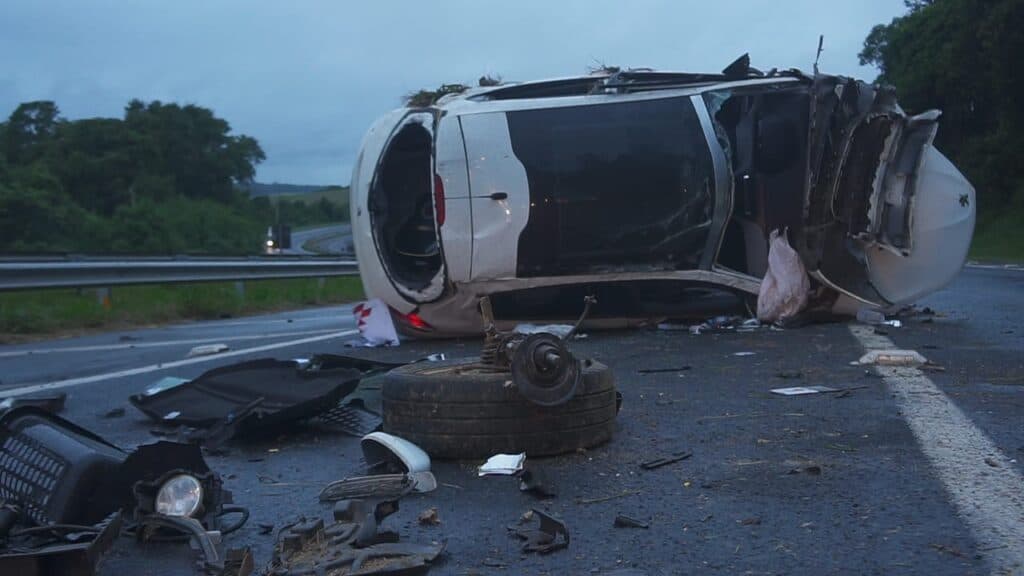 Carro capota, fica completamente destruído e vítima é encaminhada ao hospital
