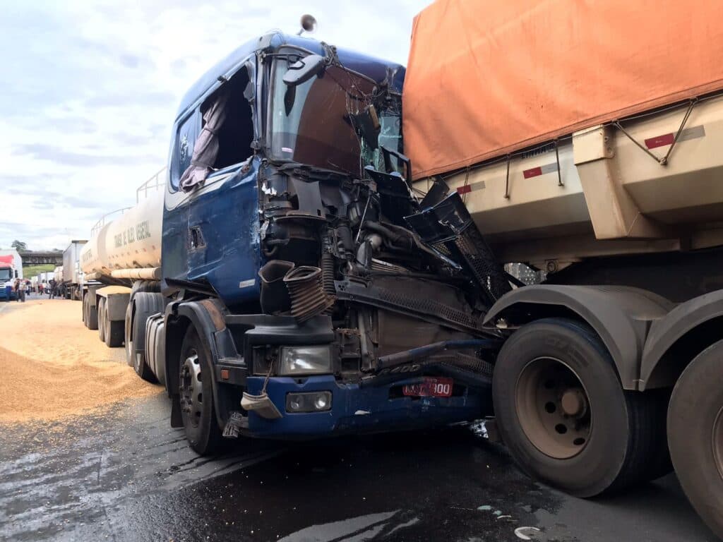 Engavetamento de caminhões gera congestionamento em rodovia de PG