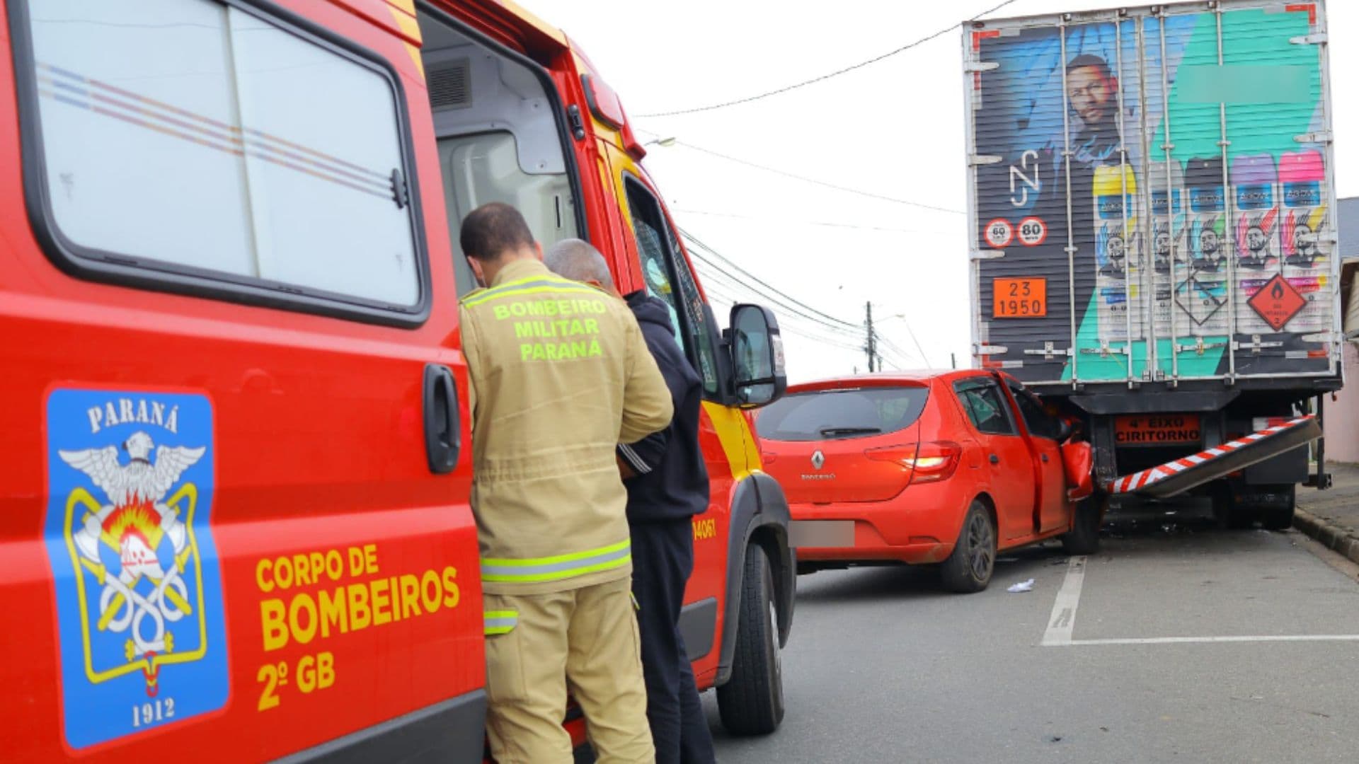 Mulher fica ferida após colidir contra caminhão parado em PG