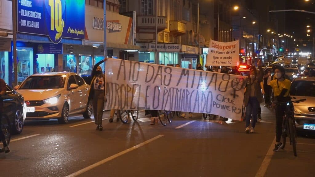 Grupo de PG faz protesto em apoio à ciclista vítima de assédio sexual