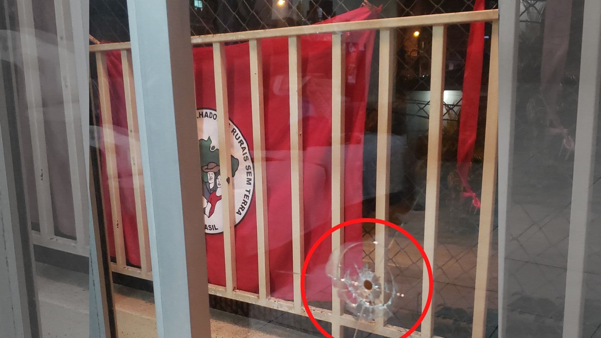 Apartamento com bandeira do MST é alvo de tiro no Paraná